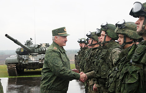 Lukashenko commends participants of Belarusian-Russian army exercise Zapad 2017