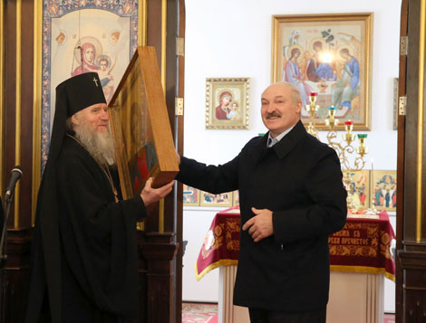 Belarus president lights candle in Transfiguration Church on Easter