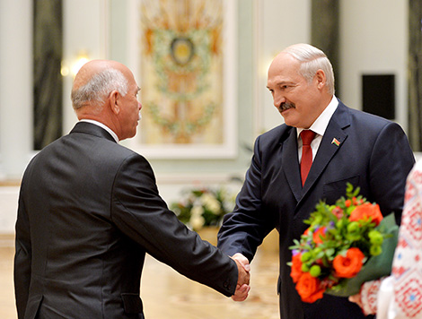 Director of the Ivatsevichi state professional lyceum of agricultural production Mikhail Dymovich is honored with the Medal for Labor Services