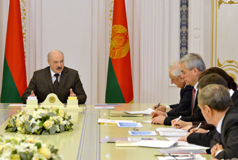 Lukashenko demands balanced economic development, search for new growth points