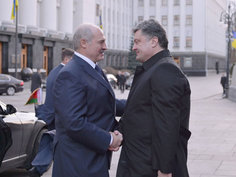 Belarus President Alexander Lukashenko with Ukrainian head of state Piotr Poroshenko 
