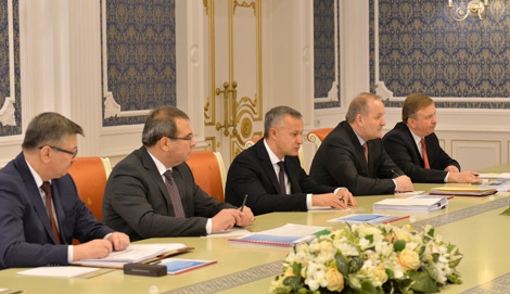 Lukashenko demands balanced economic development, search for new growth points