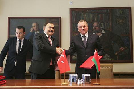 Belarusian Minister of Foreign Affairs Vladimir Makei and Turkish Minister of Forestry and Water Affairs Veysel Eroglu signed the minutes of the session