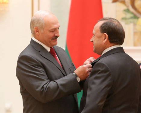 Lukashenko presents state awards to distinguished Belarusians
