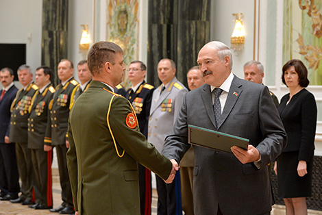 Lukashenko presents shoulder boards to Belarusian army officers