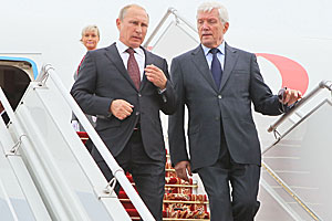 Vladimir Putin arrives in Belarus