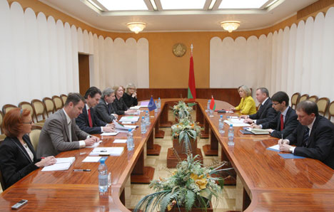 Makei offers Johannes Hahn to share opinions on EaP summit in Riga