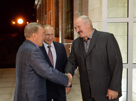 Lukashenko, Putin, Nazarbayev hold informal meeting in Sochi