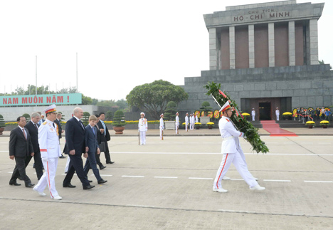 Lukashenko lays wreaths at Monument to Fallen Heroes and Ho Chi Minh Mausoleum