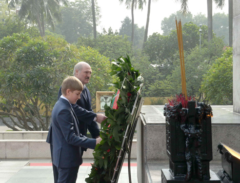 Lukashenko lays wreaths at Monument to Fallen Heroes and Ho Chi Minh Mausoleum Lukashenko lays wreaths at Monument to Fallen Heroes and Ho Chi Minh Mausoleum