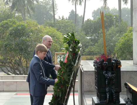 Lukashenko lays wreaths at Monument to Fallen Heroes and Ho Chi Minh Mausoleum