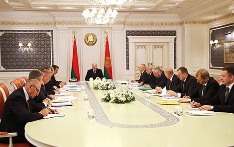 Lukashenko orders perfect order ‘from roads to fields’ in Belarus in 2018