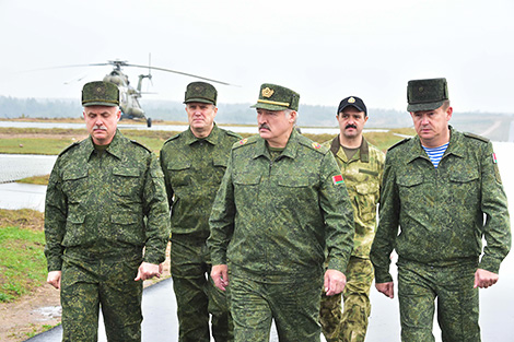 Belarus president attends Zapad 2017 army exercise