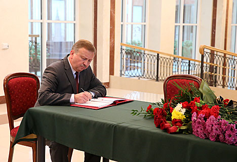 Kobyakov pays respects to air crash victims at Russian embassy
