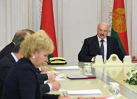 Lukashenko wants well-developed labor remuneration system in banking sector