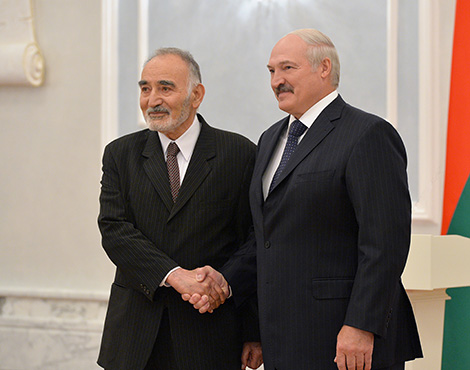 Президент Беларуси Александр Лукашенко и Чрезвычайный и Полномочный Посол Афганистана в Беларуси по совместительству Абдул Каюм Кочай