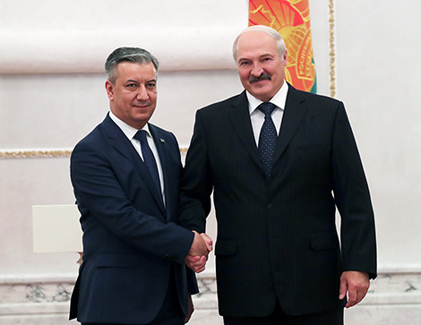 Президент Беларуси Александр Лукашенко и Чрезвычайный и Полномочный Посол Узбекистана в Беларуси Бахром Ашрафханов