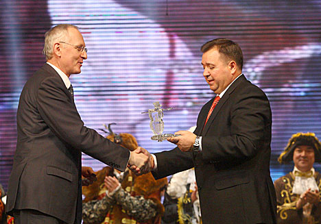 Министр культуры Республики Беларусь Борис Светлов вручил председателю Гродненского горисполкома Андрею Худыку памятный знак