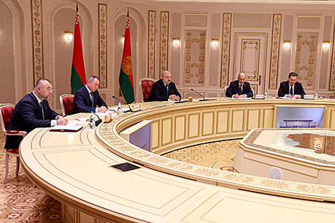 Лукашенко обсудил с министром обороны Азербайджана перспективы развития военно-технического сотрудничества