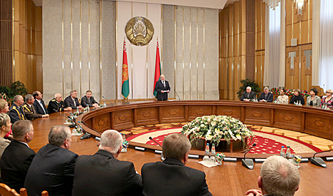 Президент Беларуси Александр Лукашенко 17 сентября вручил государственные награды заслуженным людям страны