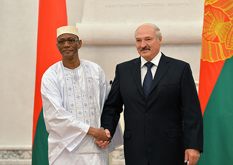 Президент Беларуси Александр Лукашенко и Чрезвычайный и Полномочный Посол Мали в Беларуси по совместительству Тиефин Конате