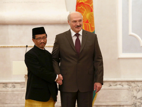 Александр Лукашенко принял верительные грамоты Чрезвычайного и Полномочного Посла Индонезии в Беларуси Мохамада Вахида Суприяди