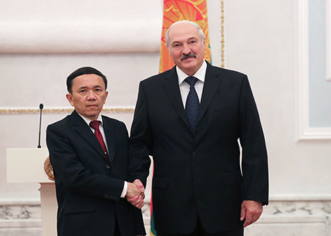 Президент Беларуси Александр Лукашенко и Чрезвычайный и Полномочный Посол Лаоса в Беларуси по совместительству Сивиенгпхет Пхетворасак