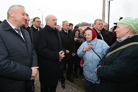 Александр Лукашенко во время общения с жителями Буда-Кошелево