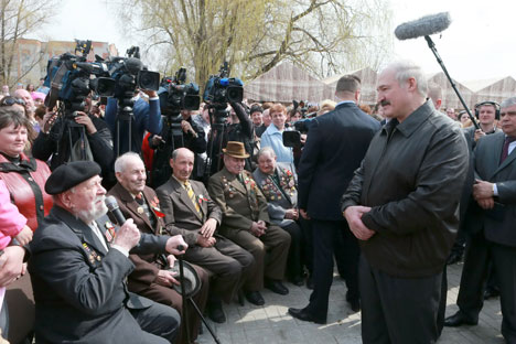 Президент Беларуси Александр Лукашенко во время общения с жителями Славгорода и Славгородского района
