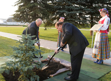 Наваз Шариф посадил дерево на Аллее почетных гостей Дворца Независимости