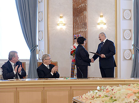 Александр Лукашенко вручил дипломы доктора наук и аттестаты профессора 