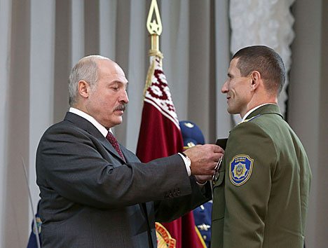 Александр Лукашенко наградил представителей Службы безопасности высокими государственными наградами