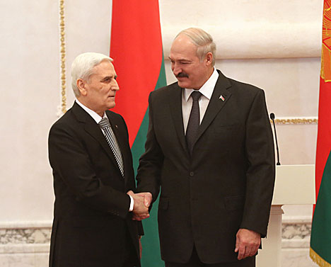 Президент Беларуси Александр Лукашенко и Посол Сирийской Арабской Республики в Республике Беларусь Бассам Али Абд аль-Маджид