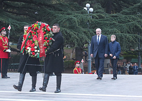 Лукашенко возложил венок к могиле Неизвестного солдата в Тбилиси