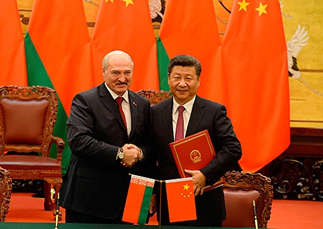 Президент Беларуси Александр Лукашенко и Председатель КНР Си Цзиньпин по итогам официальных переговоров в Пекине подписали совместную декларацию Беларуси и КНР