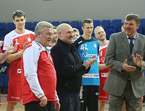 Александр Лукашенко во время церемонии открытия дворца спорта "Уручье" и международного детского турнира по гандболу