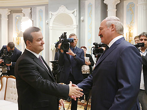 Лукашенко считает, что к решению украинского конфликта должны были активнее подключиться главы государств 