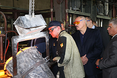 Президент Беларуси Александр Лукашенко 22 июля во время рабочей поездки в Могилевскую область посетил предприятие "Технолит"