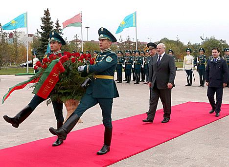 Александр Лукашенко возложил цветы к подножию монумента "Защитникам Отечества"