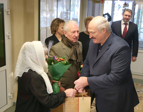 Президент Беларуси Александр Лукашенко заявил сегодня в ходе посещения городского дома-интерната для ветеранов войны и труда "Світанак"