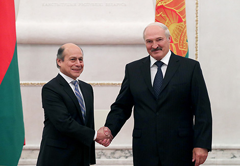 Президент Беларуси Александр Лукашенко и Чрезвычайный и Полномочный Посол Перу в Беларуси по совместительству Луис Бенхамин Чимой Артеага