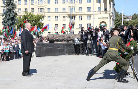Лукашенко в День Независимости возложил венок к монументу Победы в Минске