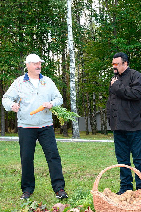 Лукашенко провел неформальную встречу с известным американским актером Стивеном Сигалом