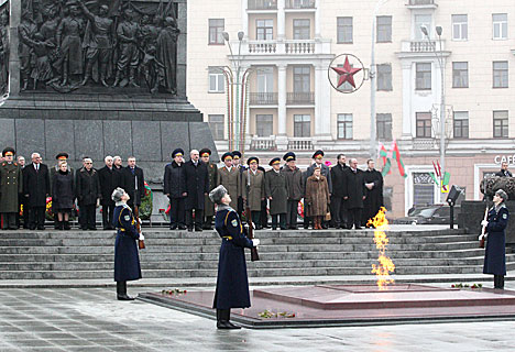 Александр Лукашенко возложил венок к монументу Победы в Минске