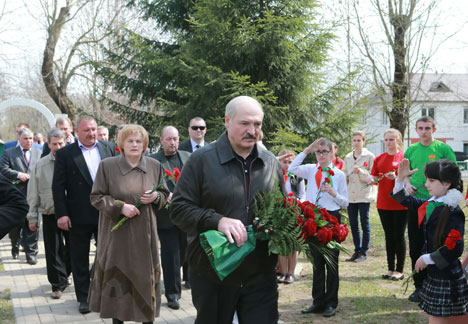 Президент Беларуси Александр Лукашенко возложил цветы к монументу на Аллее памяти захороненных деревень