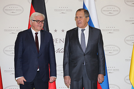 Министр иностранных дел Германии Франк-Вальтер Штайнмайер и министр иностранных дел России Сергей Лавров