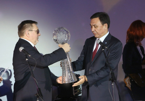 Обе награды получил Чрезвычайный и Полномочный Посол Кыргызстана в Беларуси Кубанычбек Омуралиев
