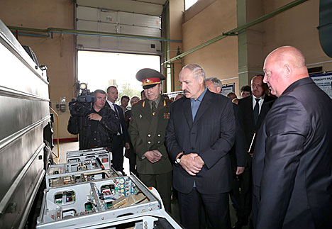 Александр Лукашенко во время посетил ОАО "140 ремонтный завод" в Борисове