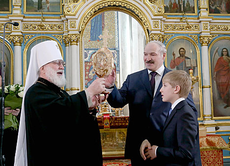 Лукашенко посетил в праздник Пасхи минский Свято-Духов кафедральный собор