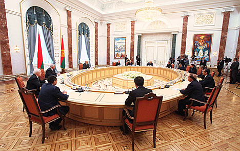 Александр Лукашенко на встрече с руководителями делегаций
